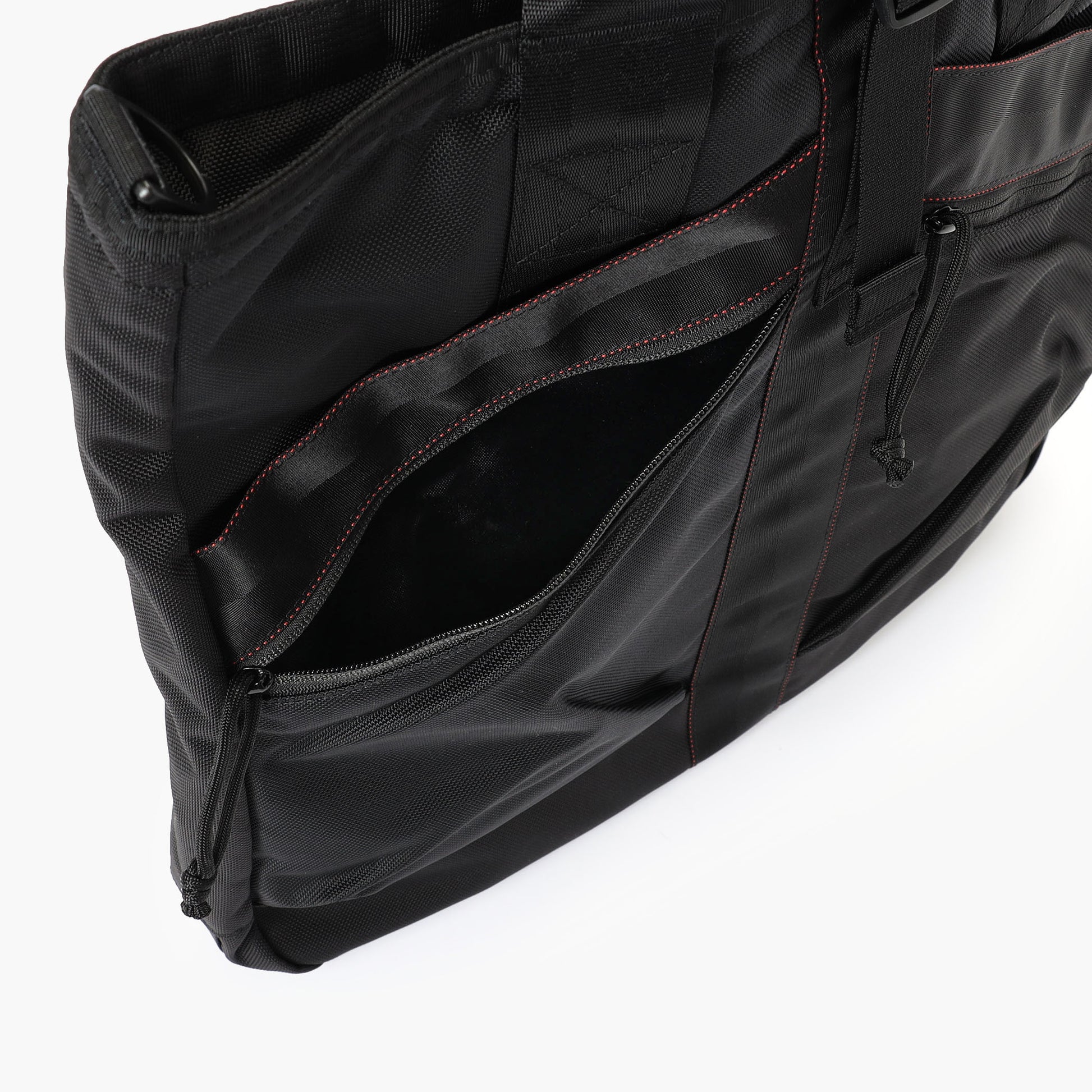 フロントのジップポケットにはギャザーが入っているので、財布や文庫本など厚みのあるものも収納しやすいです。