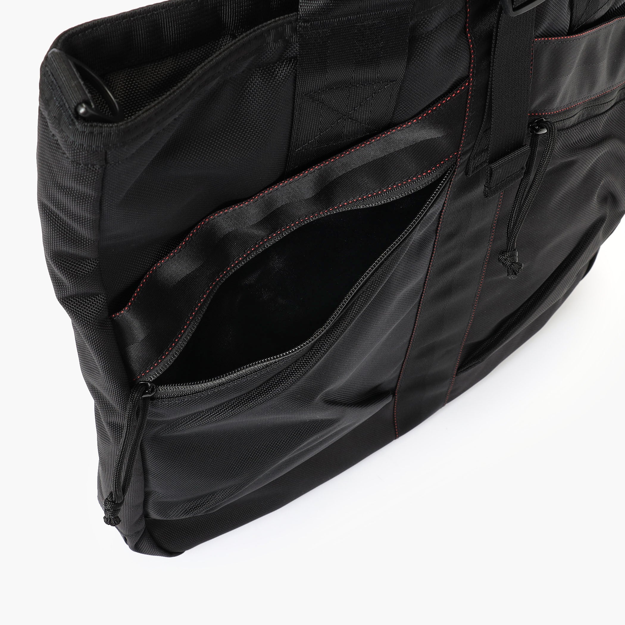 フロントのジップポケットにはギャザーが入っているので、財布や文庫本など厚みのあるものも収納しやすいです。