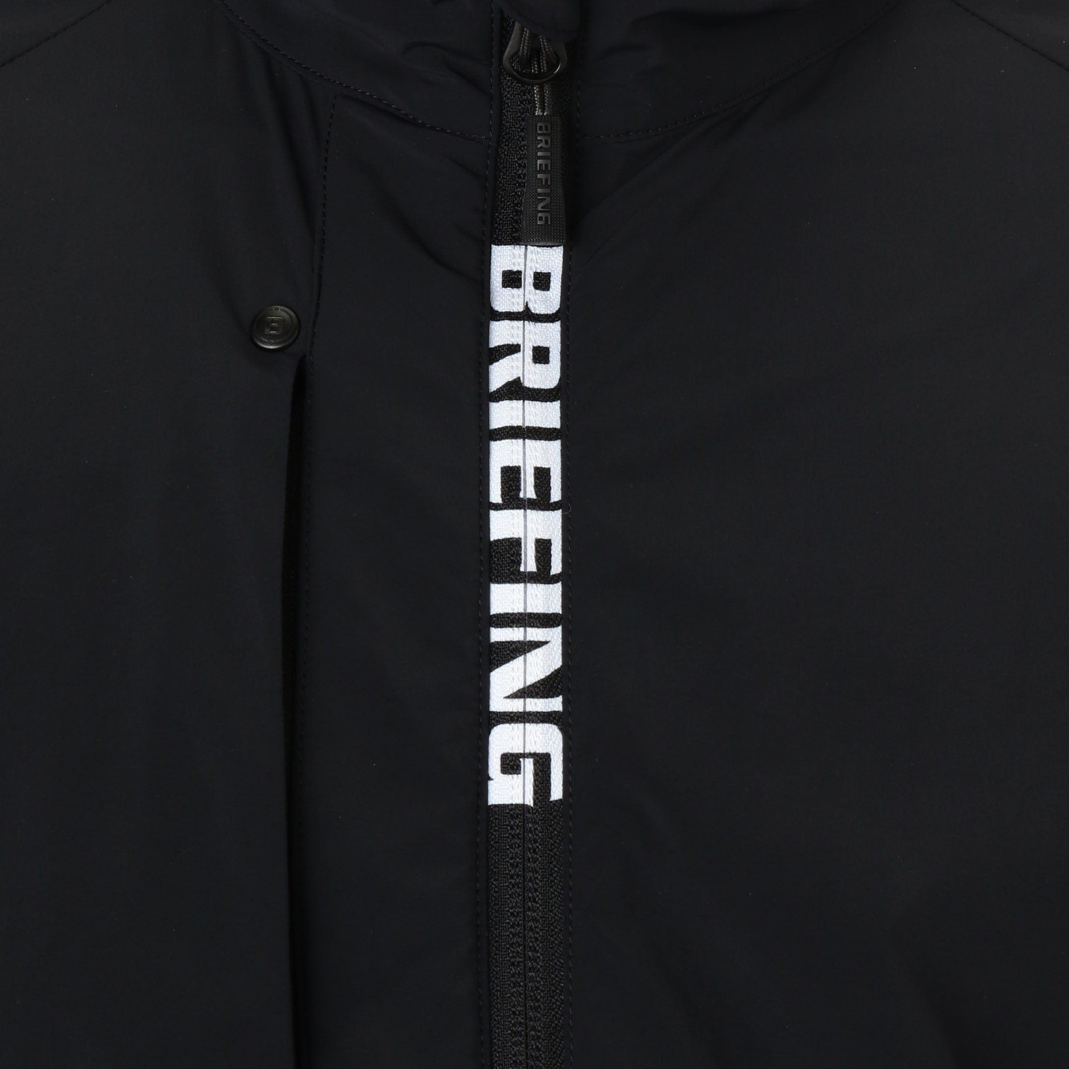 フロントジップを閉めた際に現れるBRIEFINGロゴのアクセント。