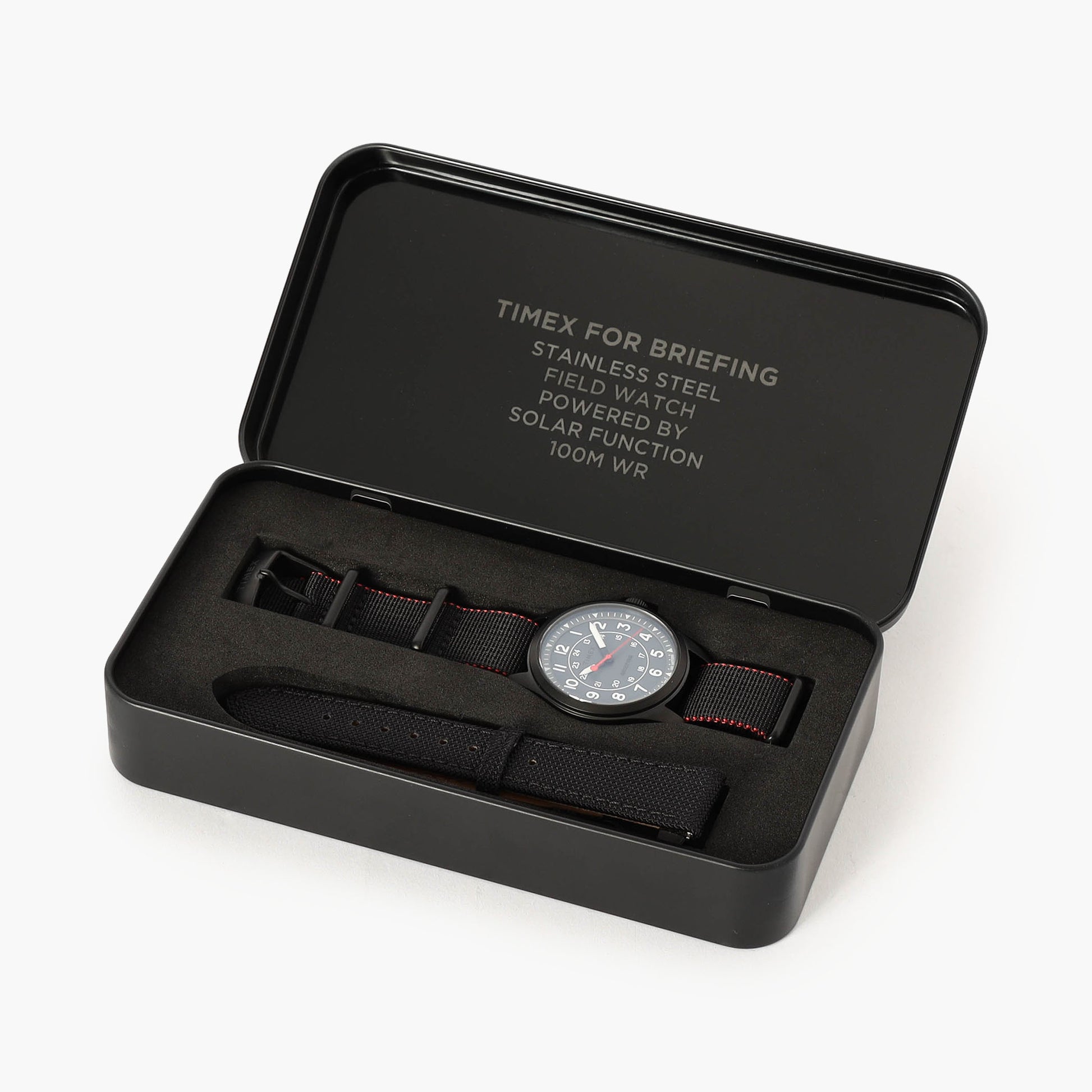 内部のスポンジは取り外し可能で、小物入れとして再利用できる実用設計。