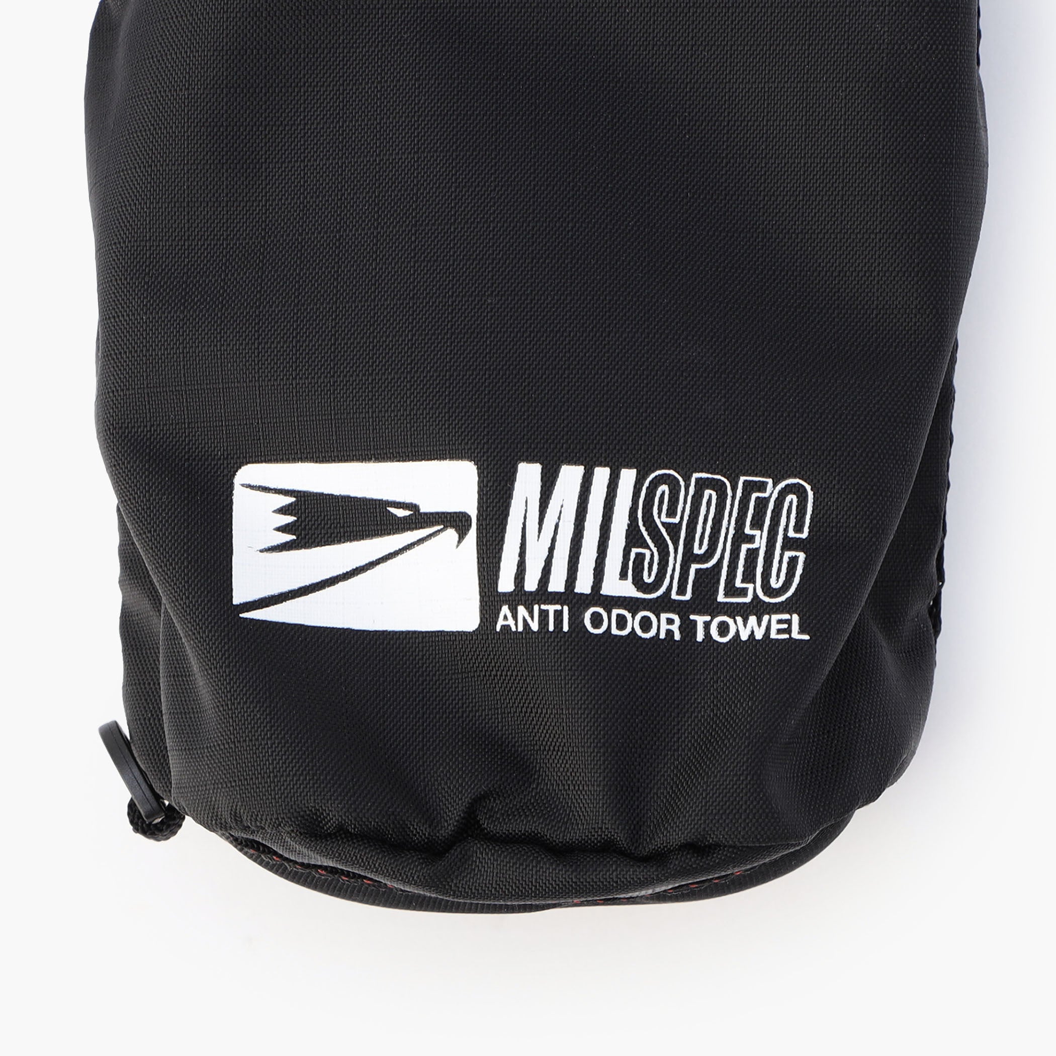ポーチには「MIL SPEC TOWEL」と「BRIEIFNG」双方のロゴをあしらいました。
