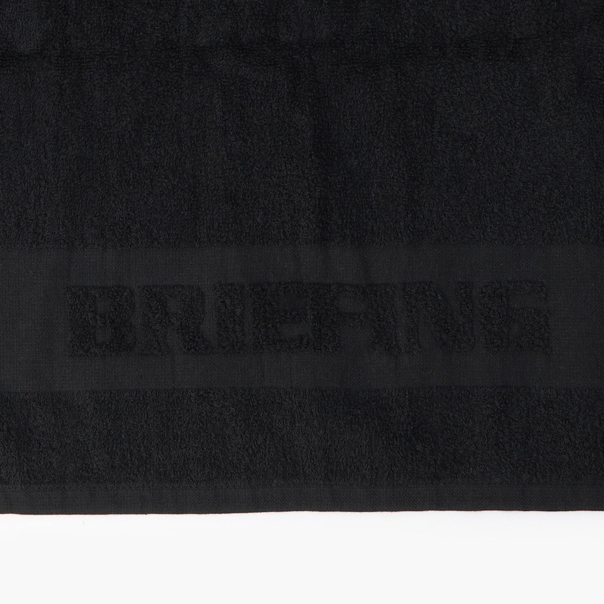 BRIEFINGのテーマカラーの一つである、オールブラックのカラーリングをセレクト。また、タオル本体にはBRIEFINGロゴのアクセントを配した、コラボ特別デザインです。