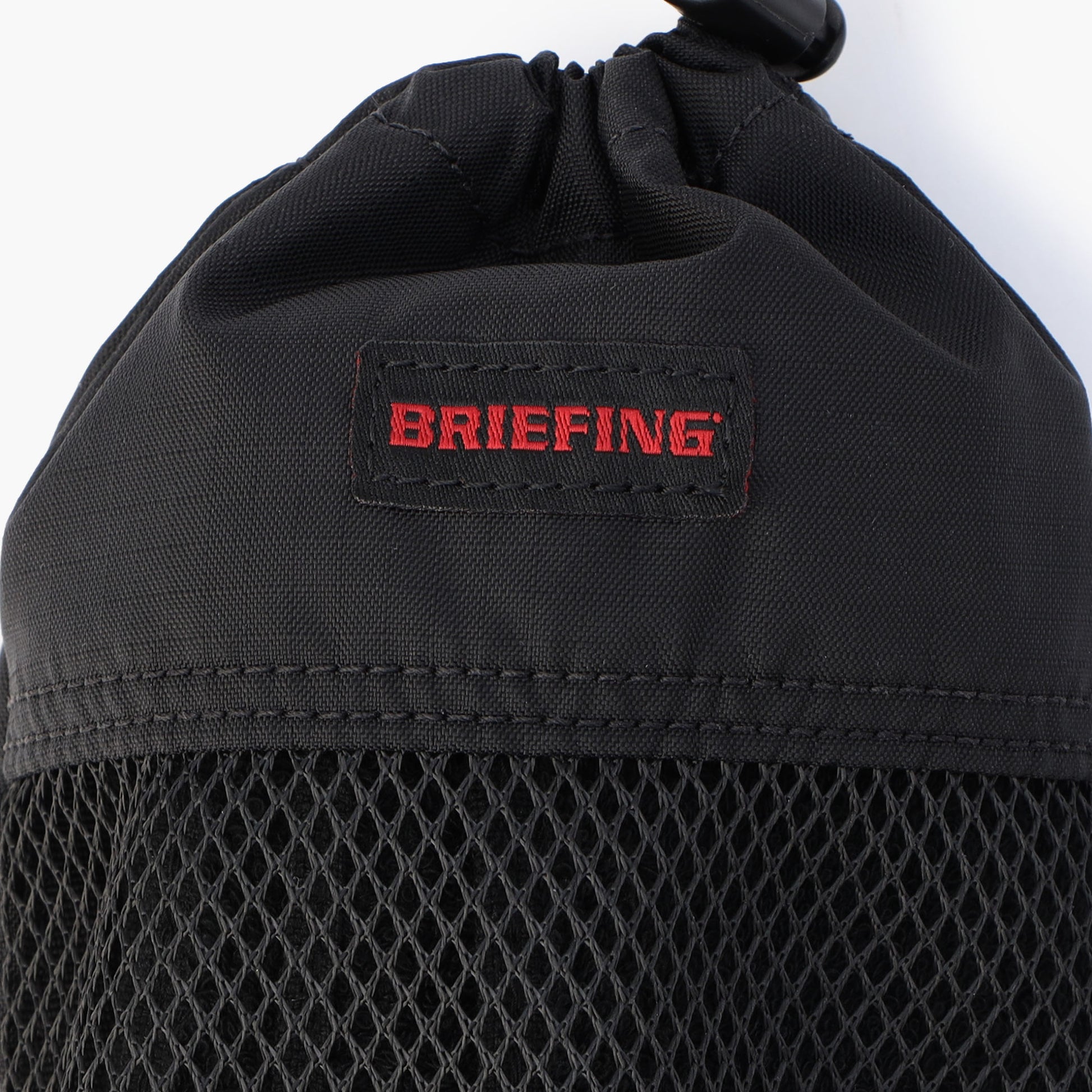 ポーチには「MIL SPEC TOWEL」と「BRIEIFNG」双方のロゴをあしらいました。