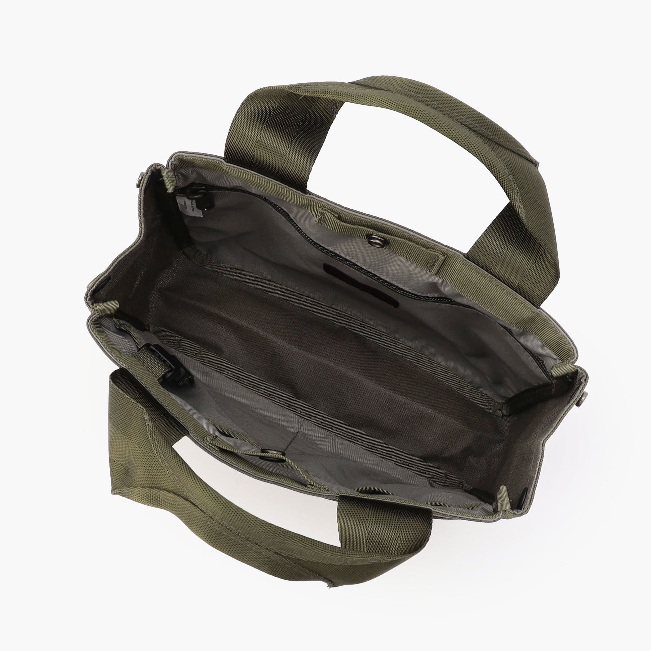 メイン収納部はマチがあるので、ドリンクやポーチなどラウンド時に必要なアイテムをしっかり収納していただけます。