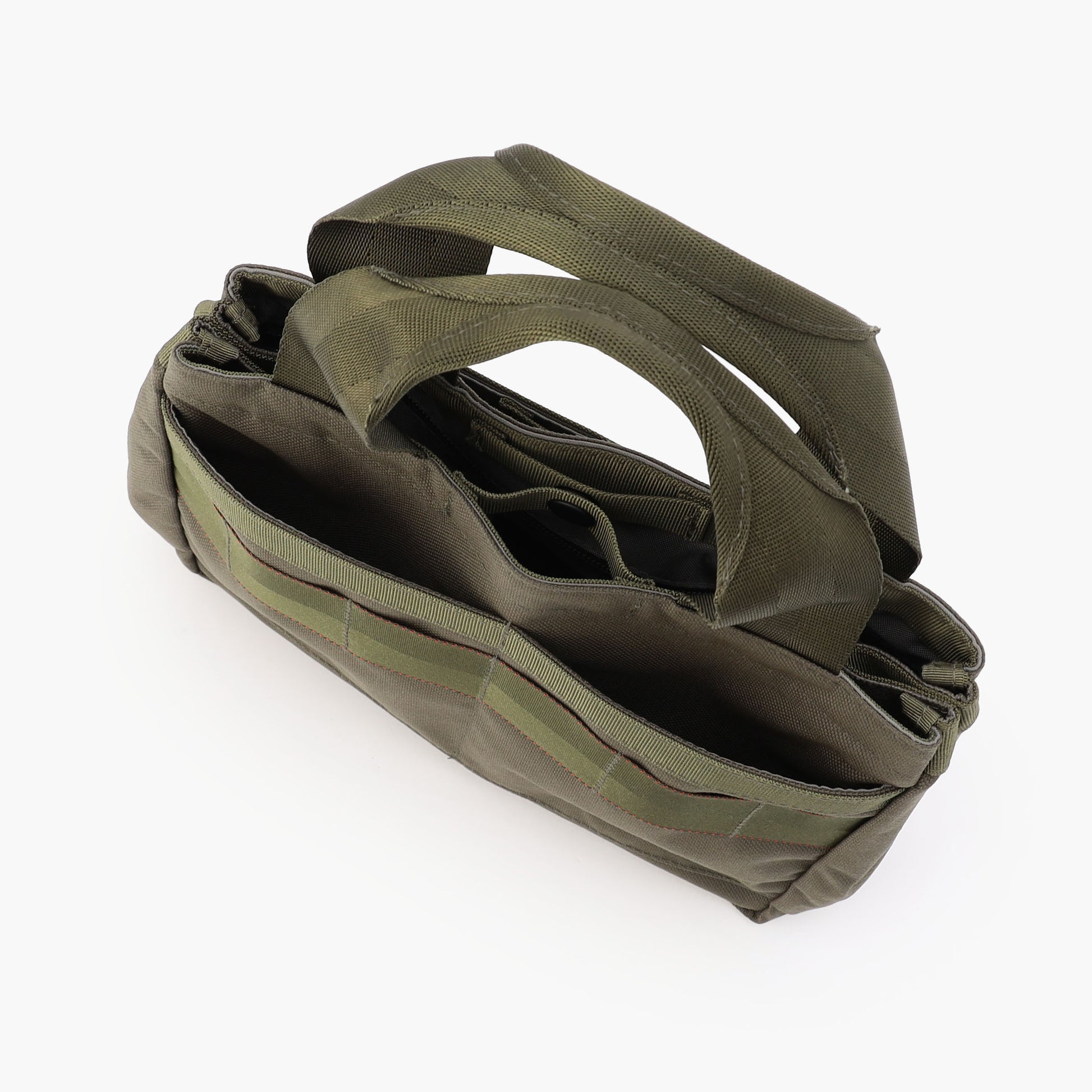 フロントには、スマホやスコアカード、グローブなどをすぐに取り出すことができるオープンポケットを搭載。