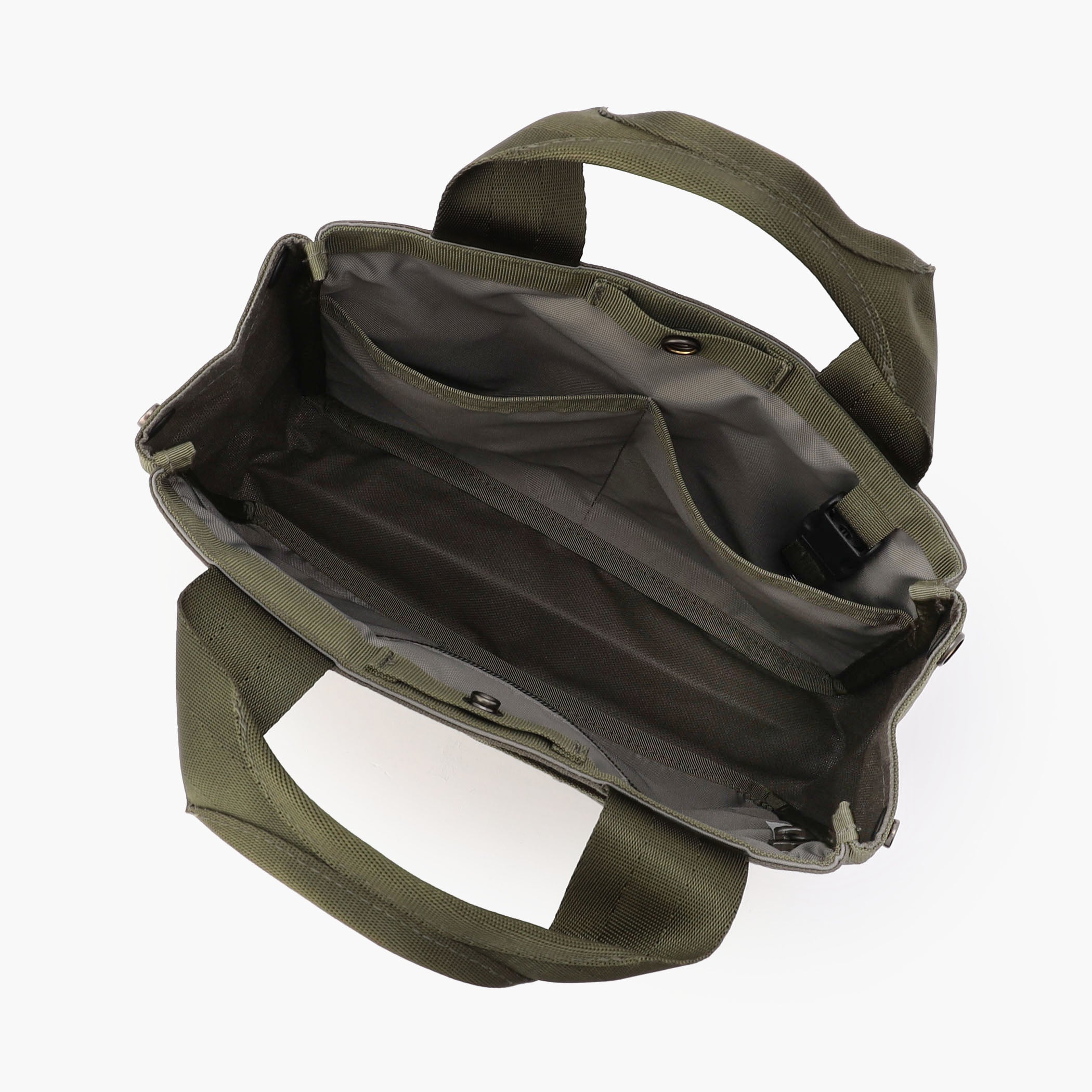 内装にもポケットを配し、細かなアイテムの仕分け収納に最適。