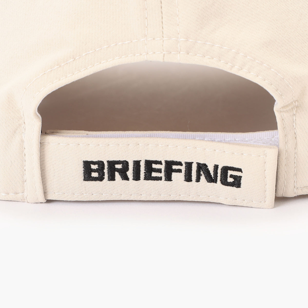 アジャスター部分にはBRIEFINGロゴを配置し、さりげないアクセントに。