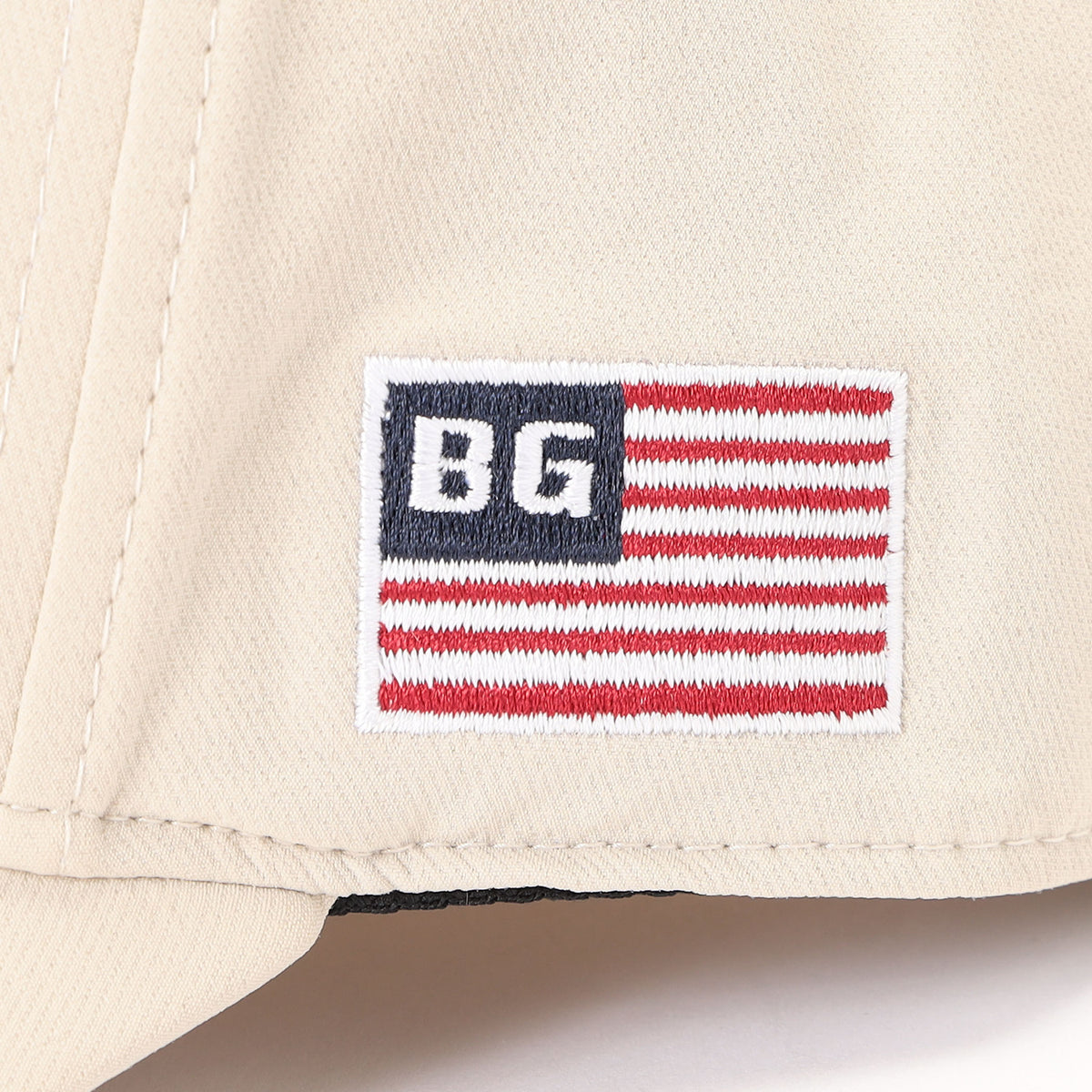 サイドには星条旗モチーフの刺繍を施し、アメリカンテイストをさりげなく演出。