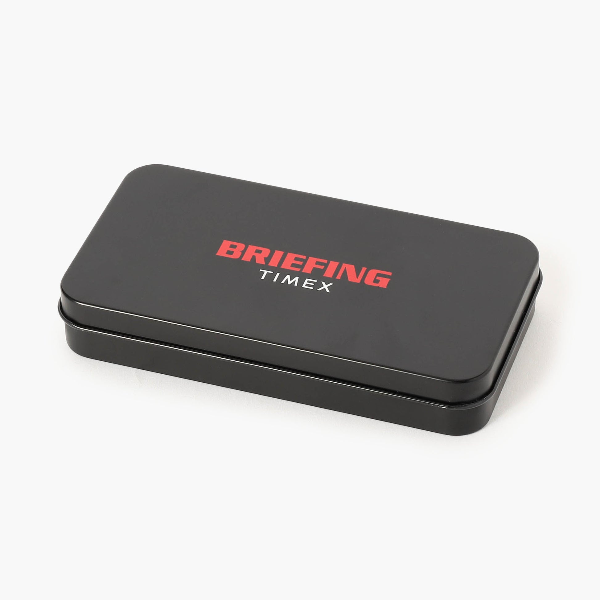 両ブランドロゴ入りのティン缶に収納。