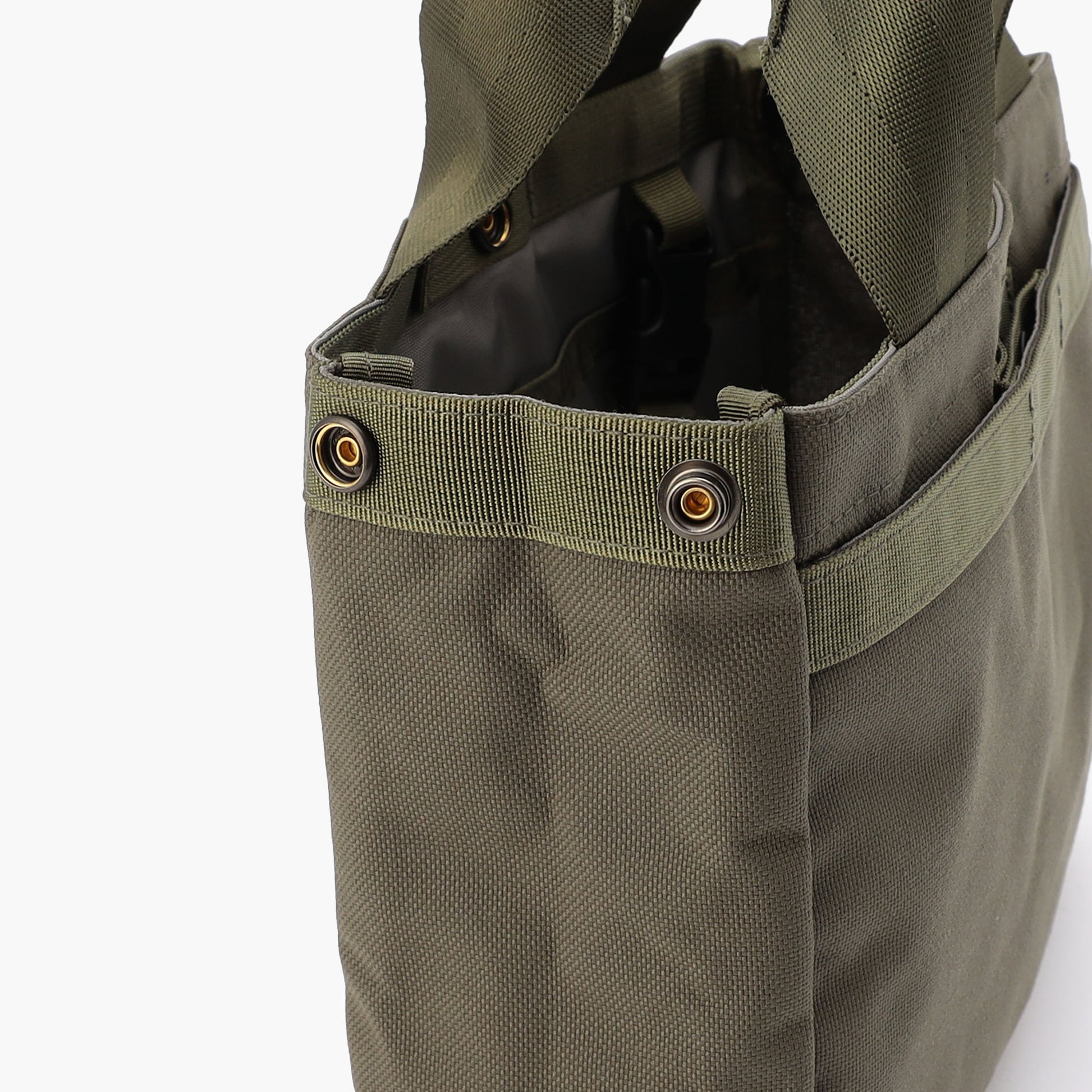 サイドに配したスナップボタンで、開口部のサイズ感を調整いただけます。