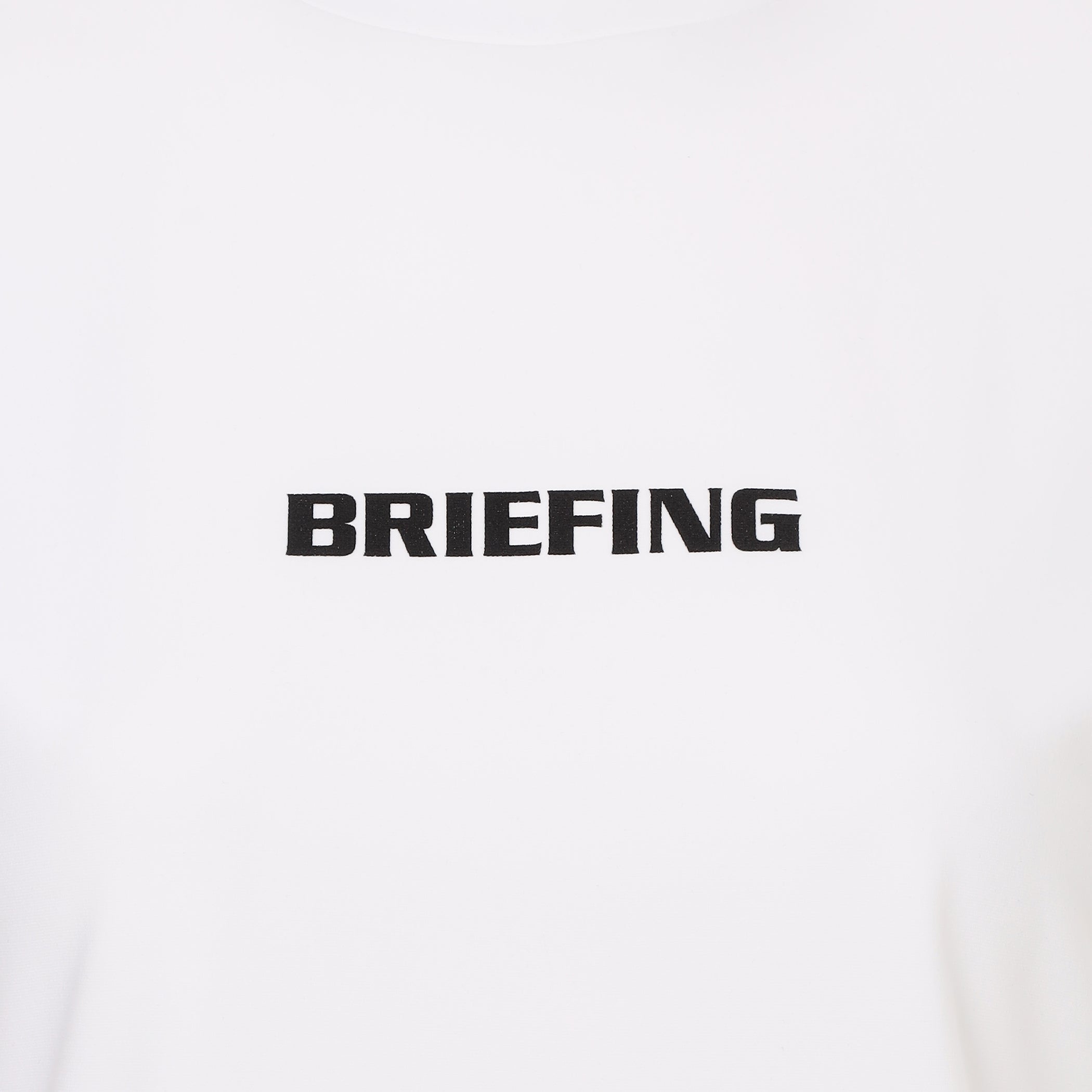 フロントと背面にはBRIEFINGのロゴを配置。