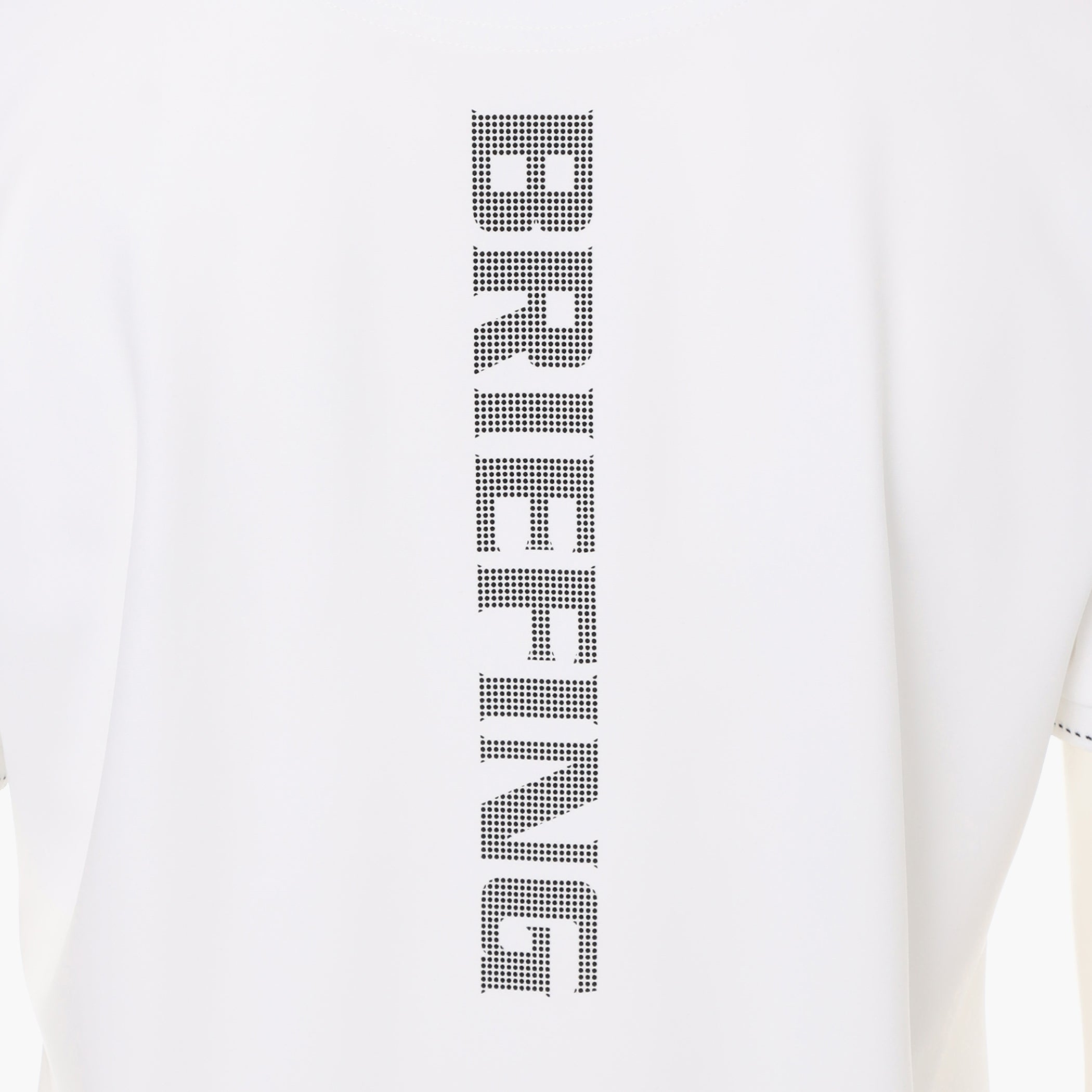 フロントと背面にはBRIEFINGのロゴを配置。