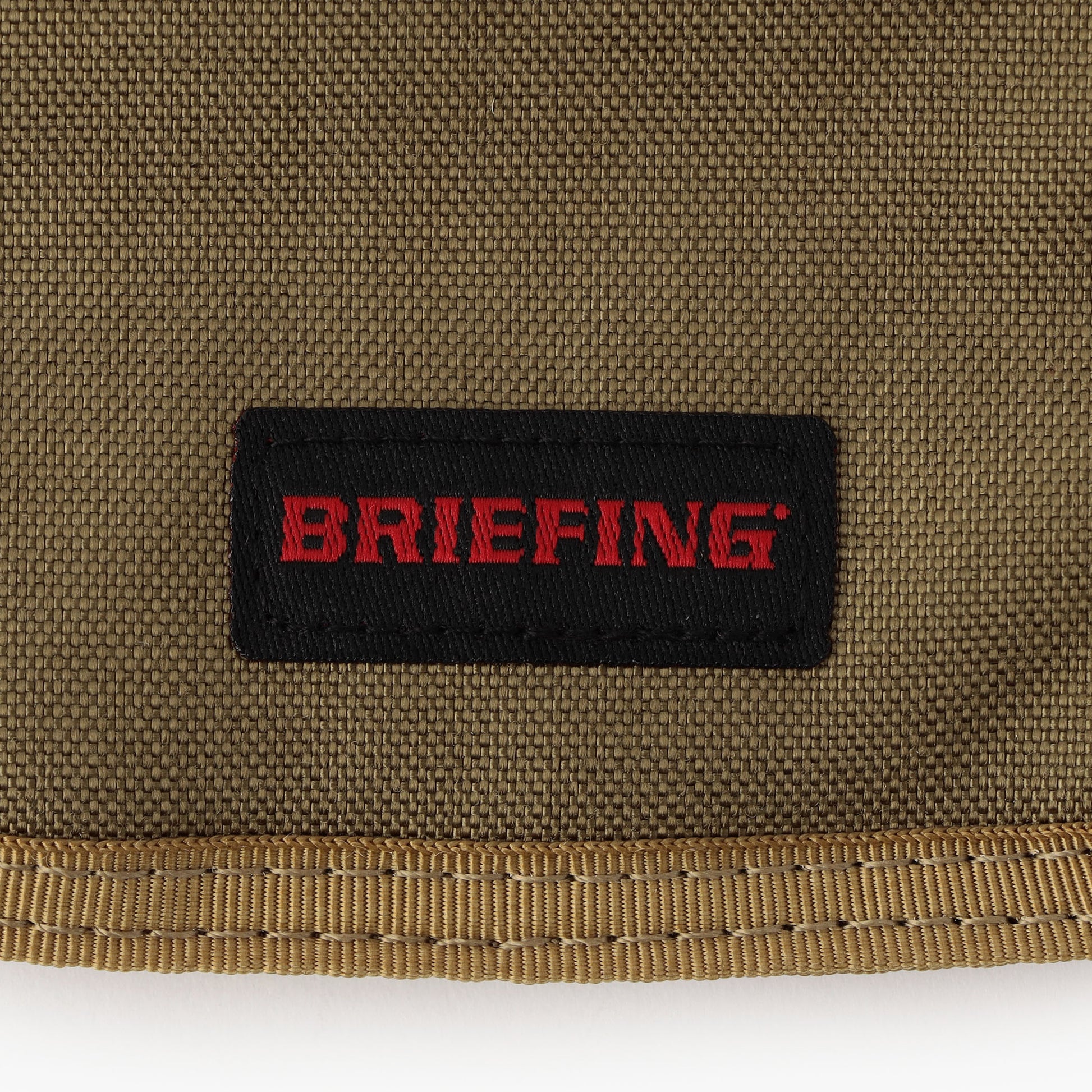 BRIEFINGのブランドタグや、ロゴプリントがさりげないアクセントに。