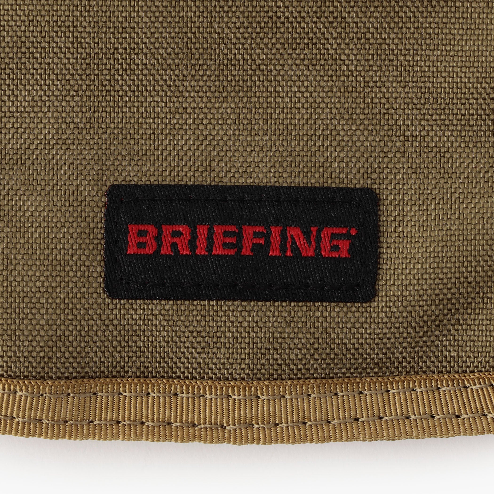 BRIEFINGのブランドタグや、ロゴプリントがさりげないアクセントに。