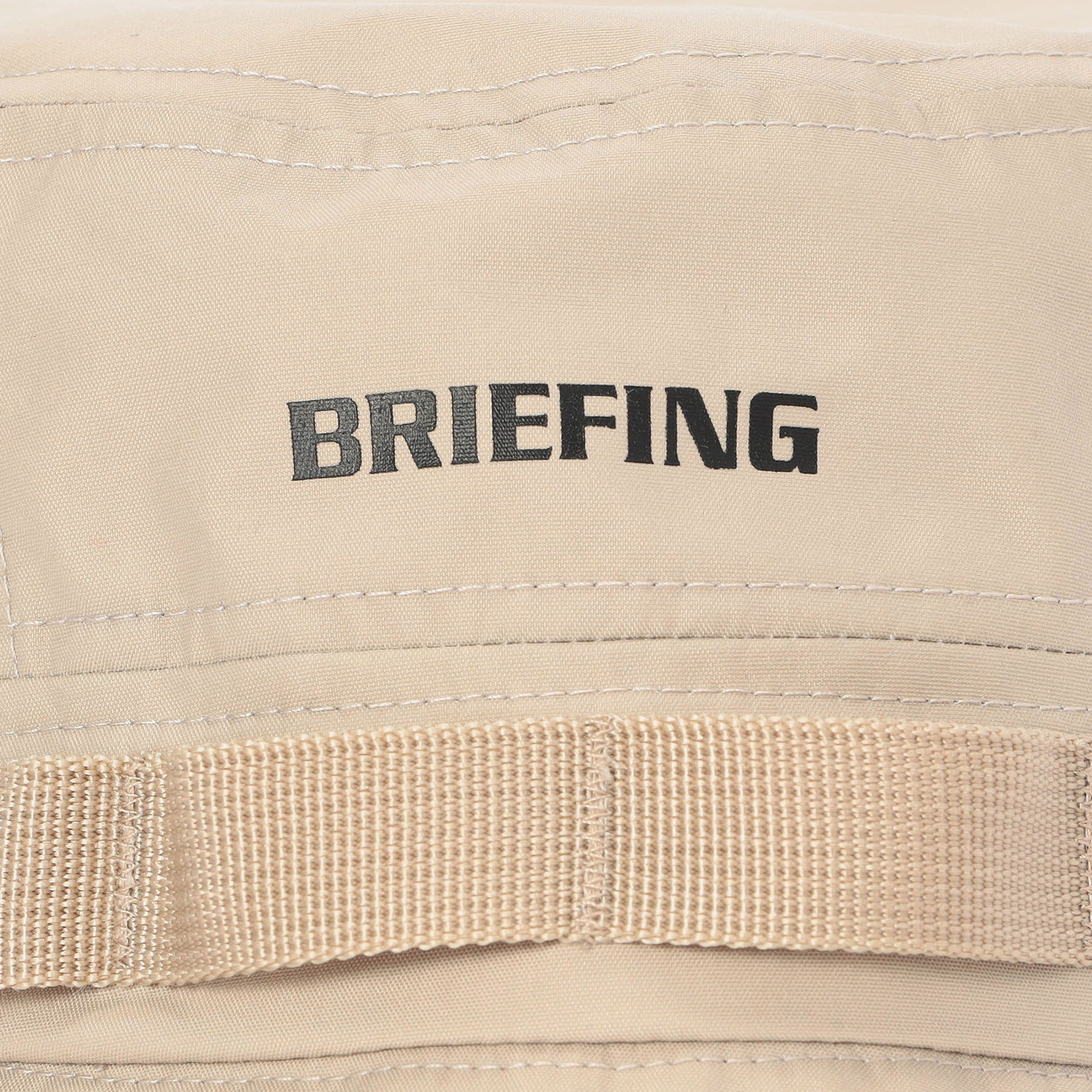 ウェビングテープをモチーフにした腰巻とBRIEFINGロゴプリントを配したミニマルなデザイン。