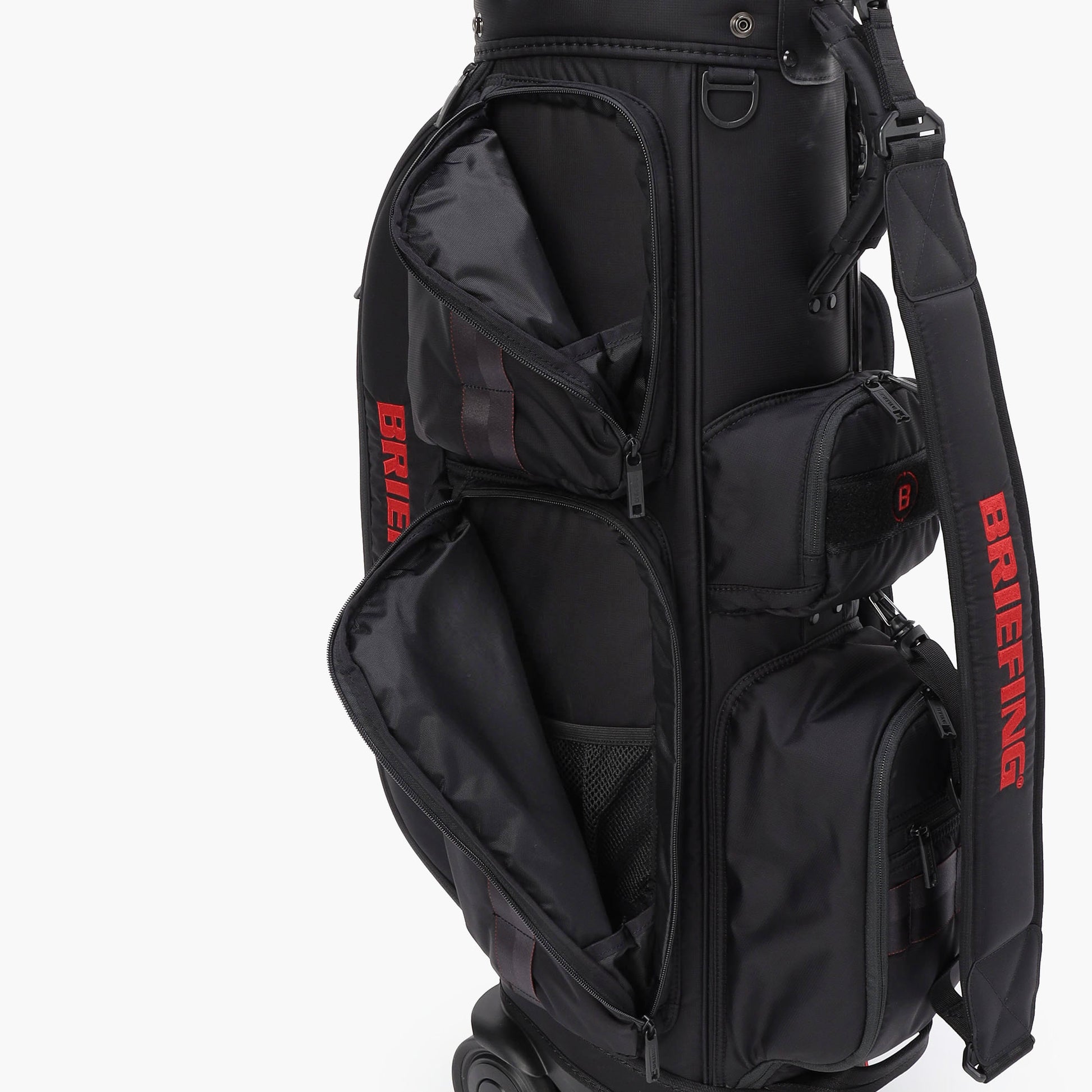 サイドポケット、ダーツ分量を拡大することで、収納性能がアップ。ファスナーには撥水性能のあるWater-Rを採用。