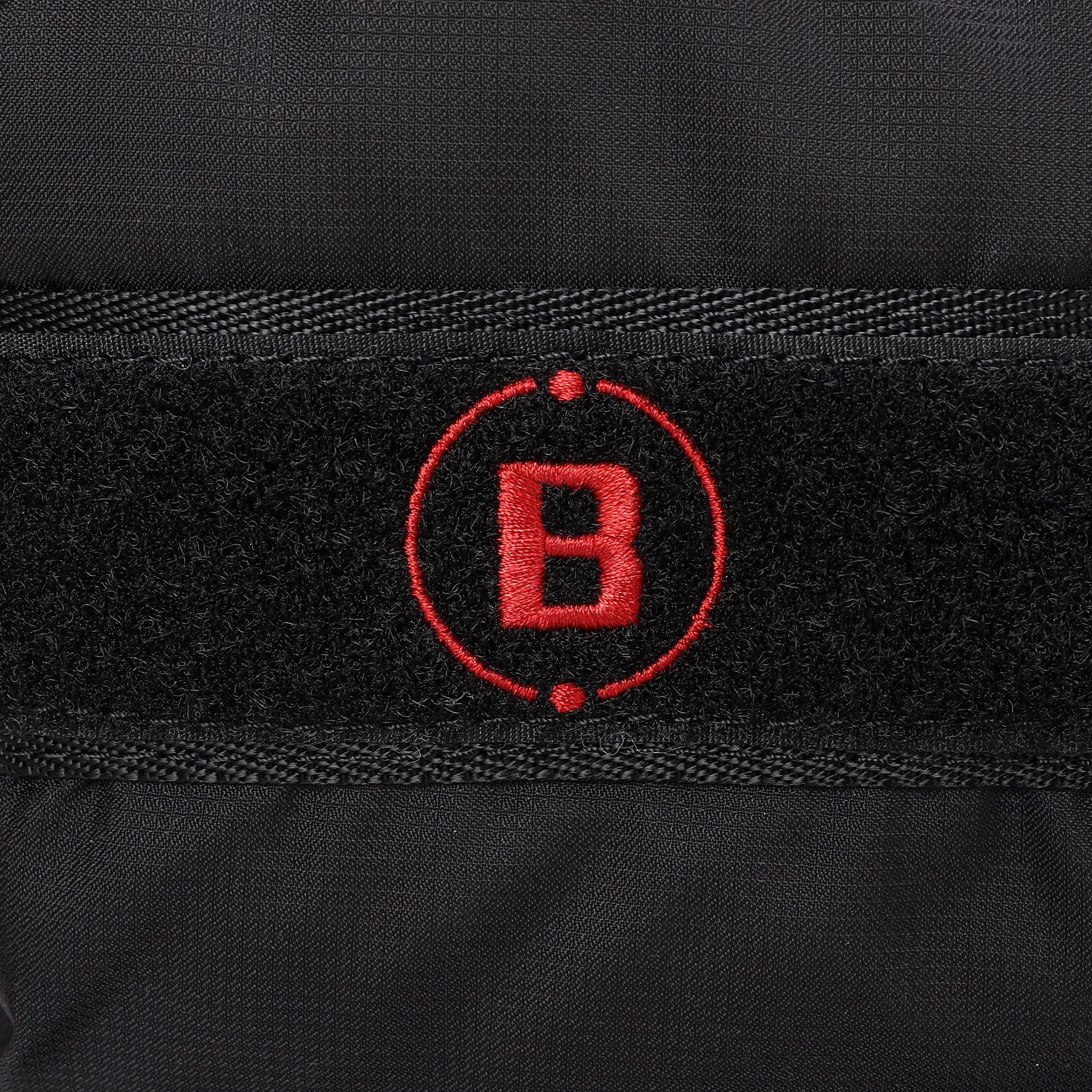 Bマークロゴを配した面ファスナー仕様のグローブホルダー。使用しない際にグローブをくっつけておくことが可能です。