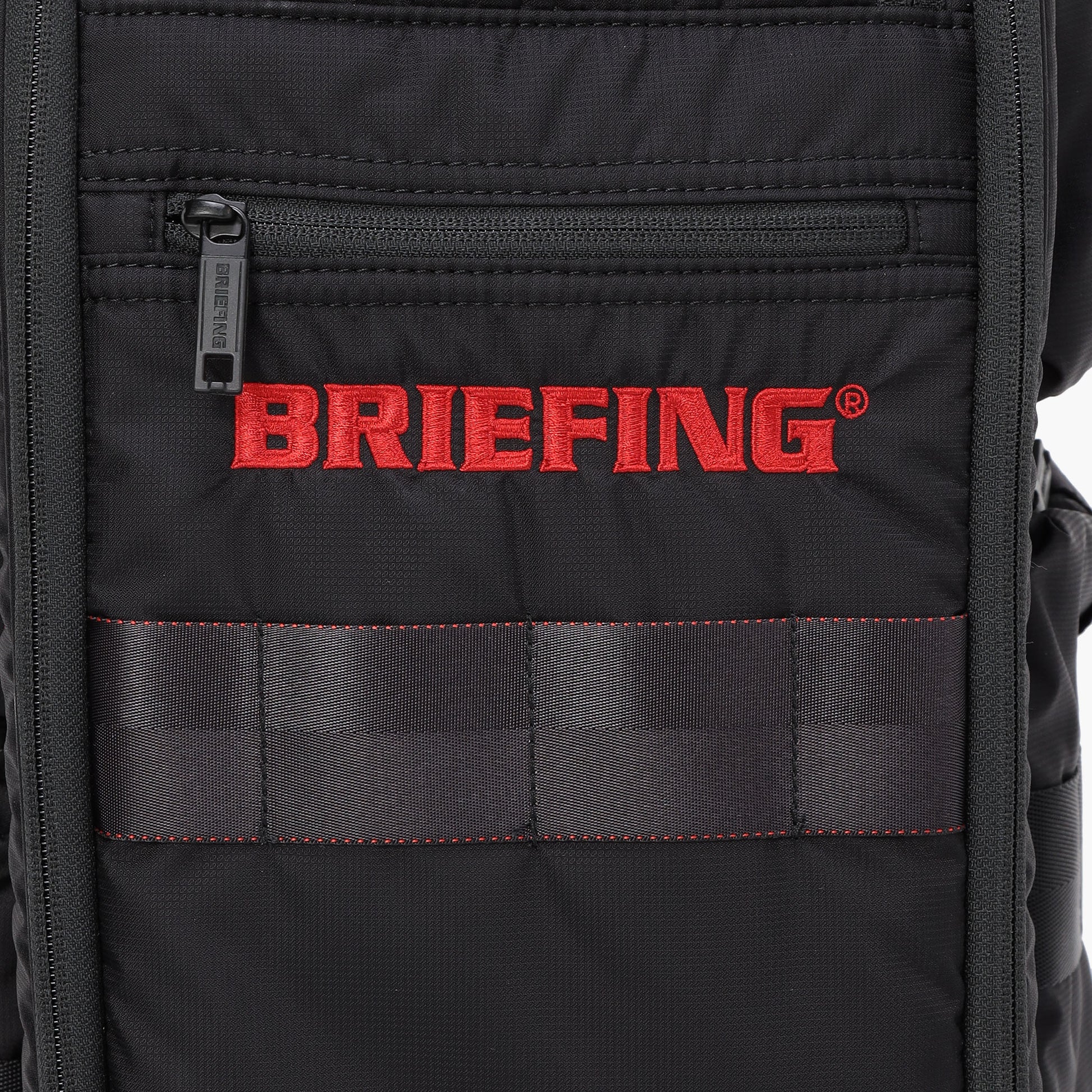 100デニールのコーデュラナイロンをドビー織機にてマイクロリップに織り上げた、BRIEFING GOLFオリジナルの素材をメインに使用。