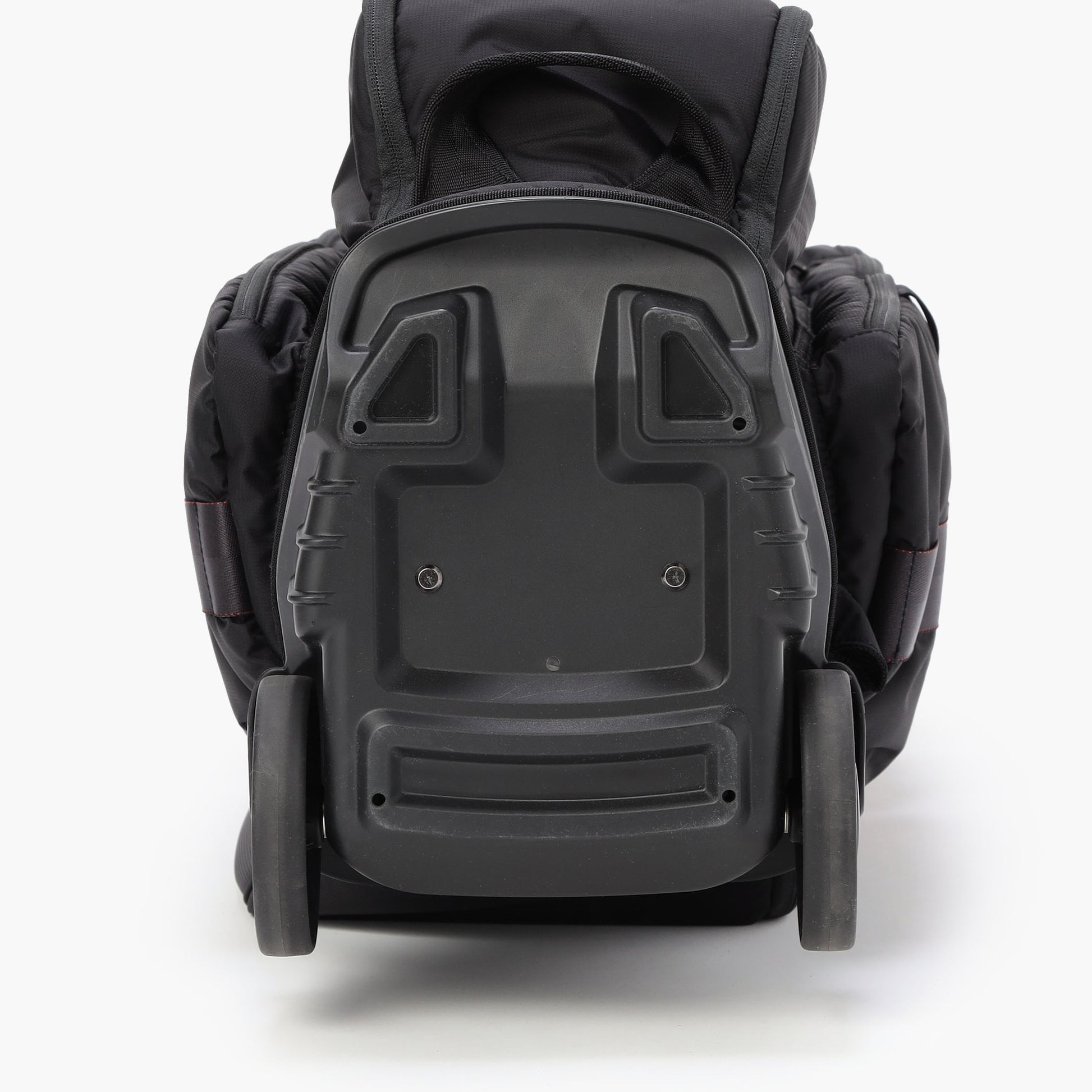 多少の段差等でも安定しやすい、大ぶりなキャスターを完備。