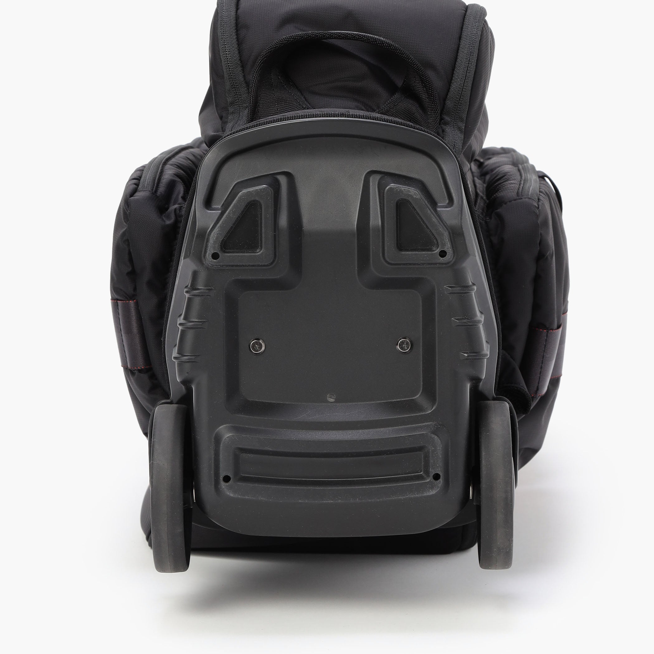 多少の段差等でも安定しやすい、大ぶりなキャスターを完備。