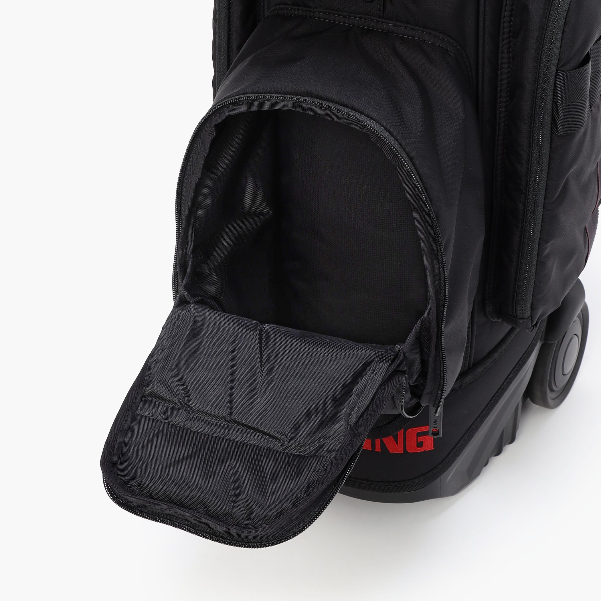 フロント下側の立体ポケットには、ゴルフボールをダース収納することが可能。