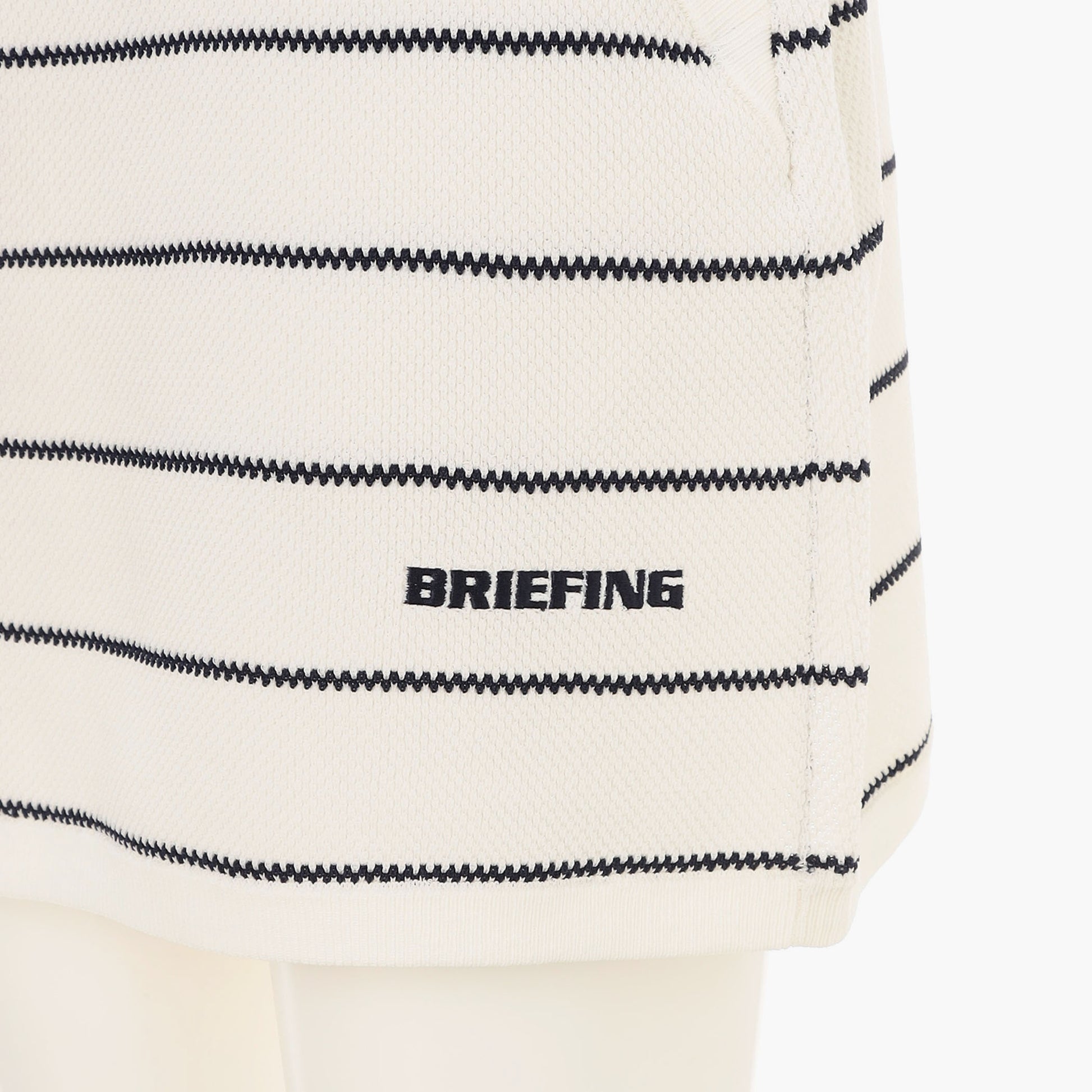 裾部分に配したBRIEFINGロゴがさりげないアクセントに。