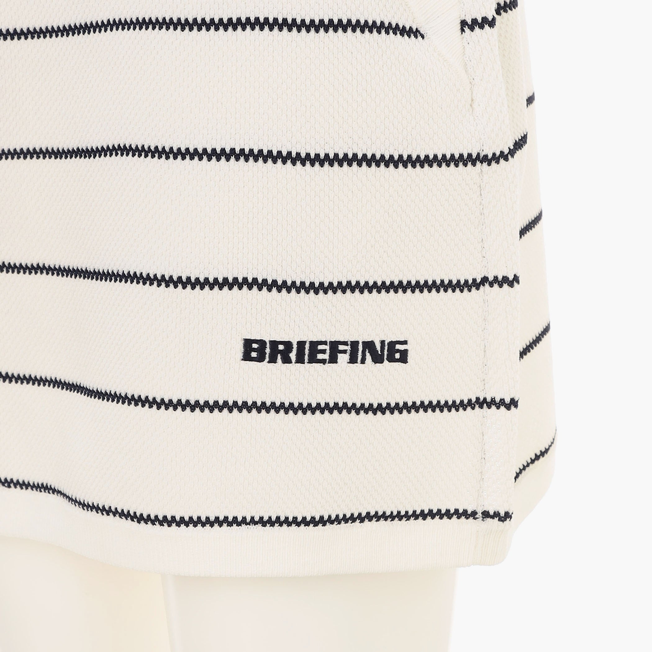 裾部分に配したBRIEFINGロゴがさりげないアクセントに。