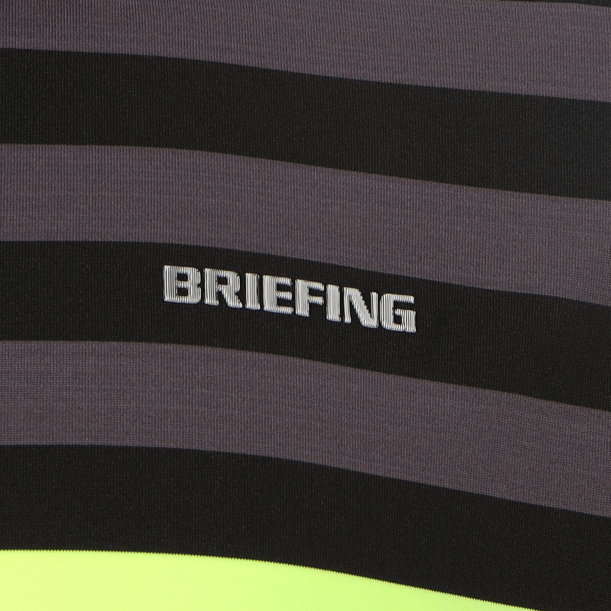 見る角度によって色味や光沢が変化して見えるBRIEFINGロゴを胸元に配置。