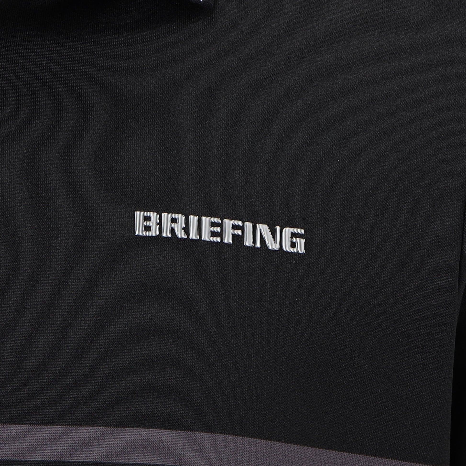 見る角度によって光沢や色味が変化する立体的なBRIEFINGロゴを胸元に配置。