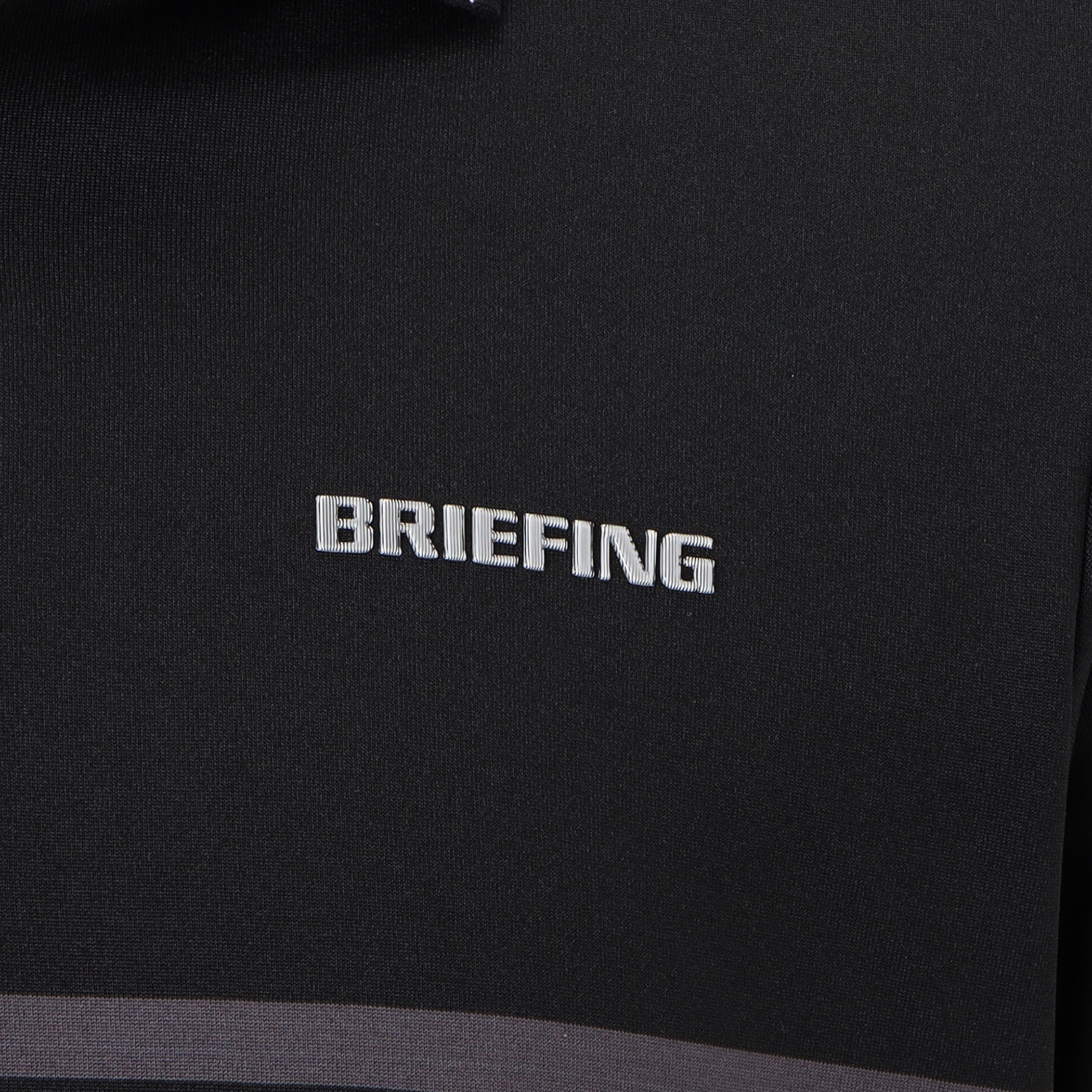 見る角度によって光沢や色味が変化する立体的なBRIEFINGロゴを胸元に配置。