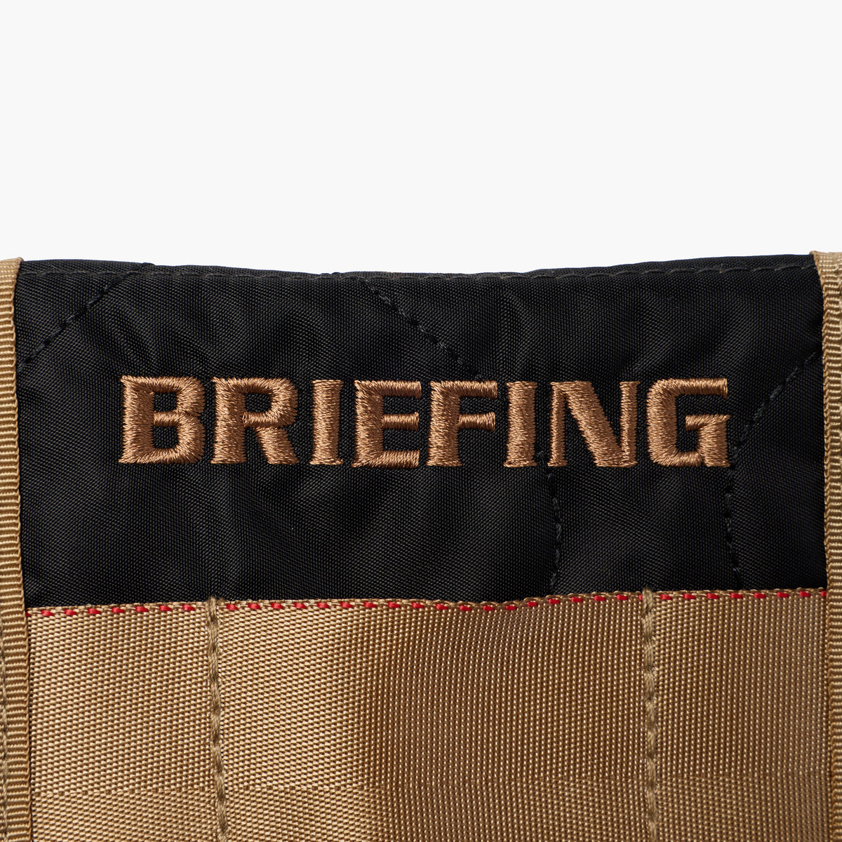 ロゴ表現、ウェビングテープ、グリムロックなどにテーマカラーのコヨーテを採用。BRIEFINGらしいミリタリーのエッセンスをプラス。