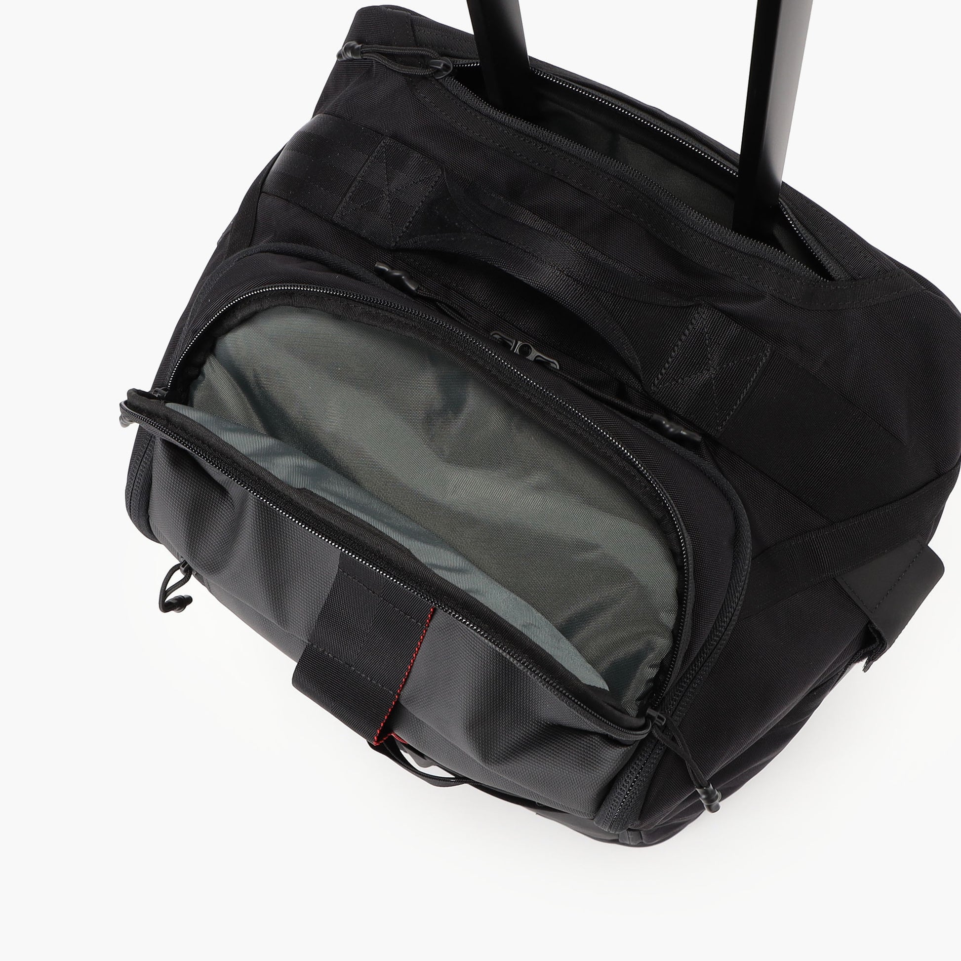 トップに配したジップポケットは、開口部が大きく開くので荷物の出し入れが容易。500mlペットボトルなどの嵩張るアイテムも収納いただけます。
