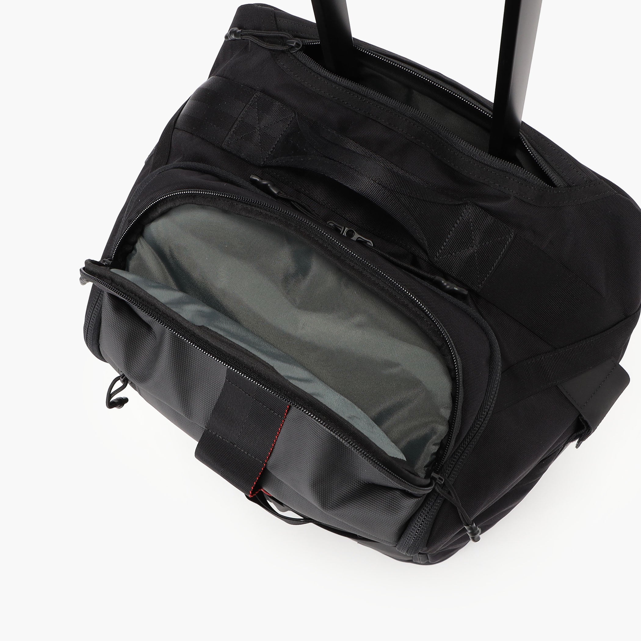 トップに配したジップポケットは、開口部が大きく開くので荷物の出し入れが容易。500mlペットボトルなどの嵩張るアイテムも収納いただけます。