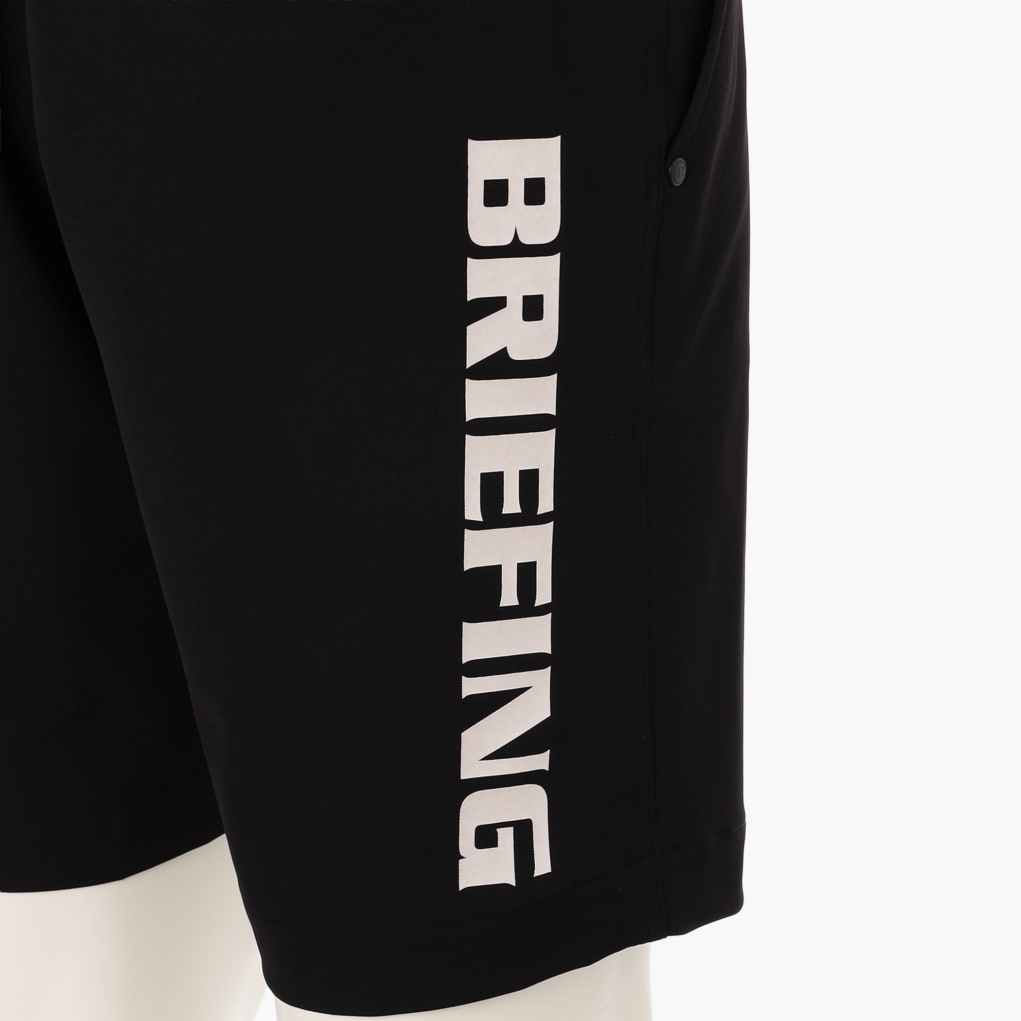 左脇にはBRIEFINGロゴをあしらい、シンプルな中にもブランドらしさを表現し。