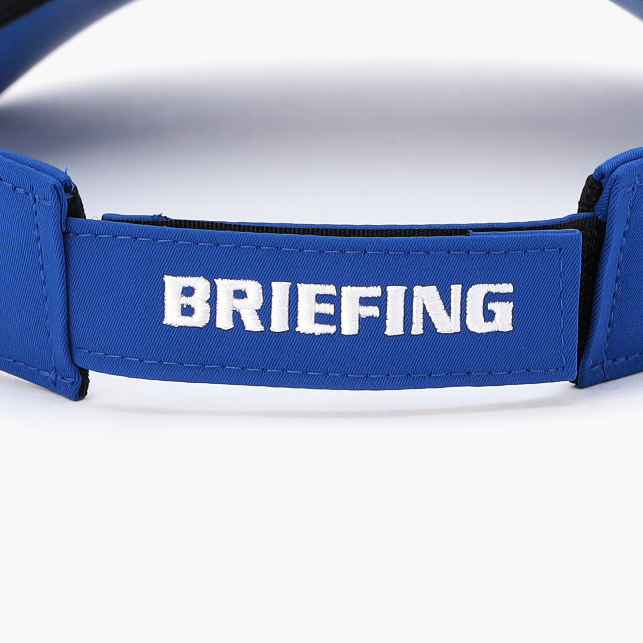 後ろ側にはBRIEFINGロゴの刺繍をあしらいました。
