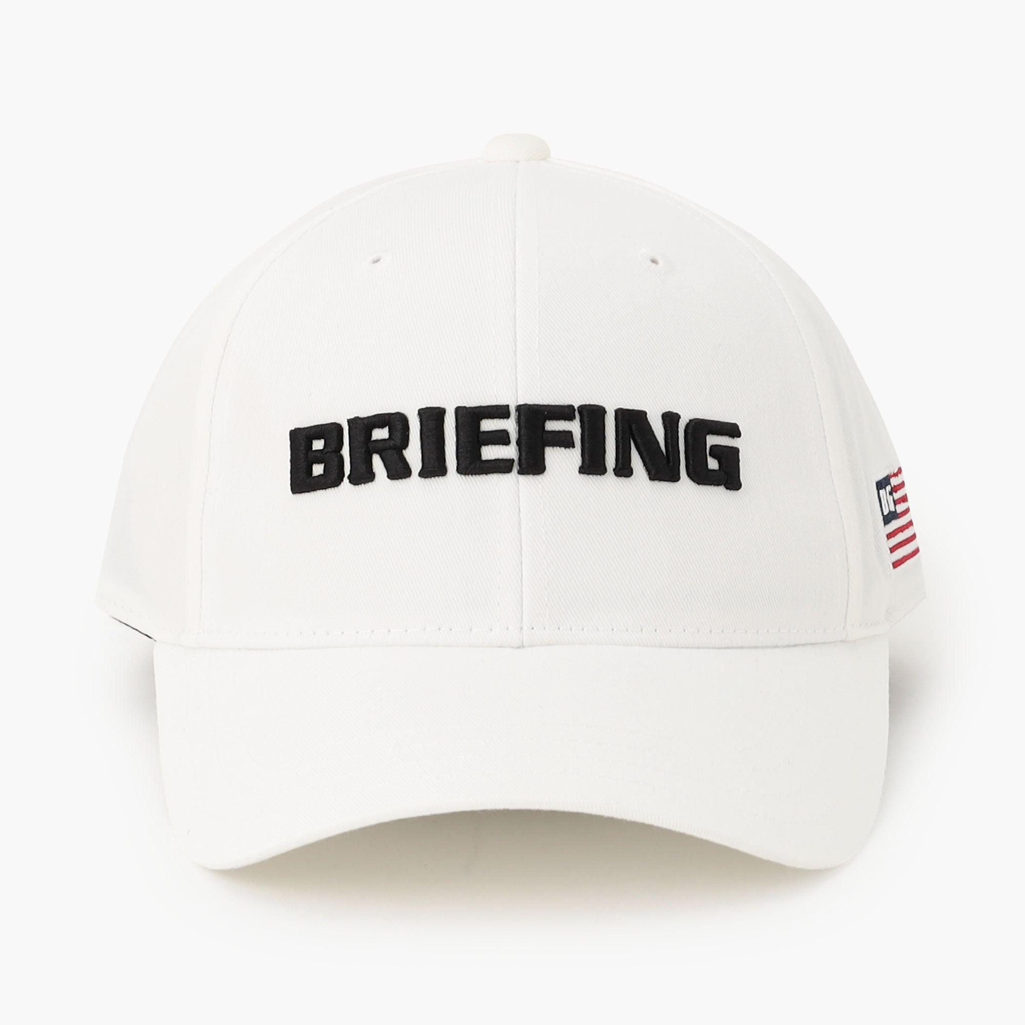 刺繍で表現された立体的なBRIEFINGロゴをフロントに配置。