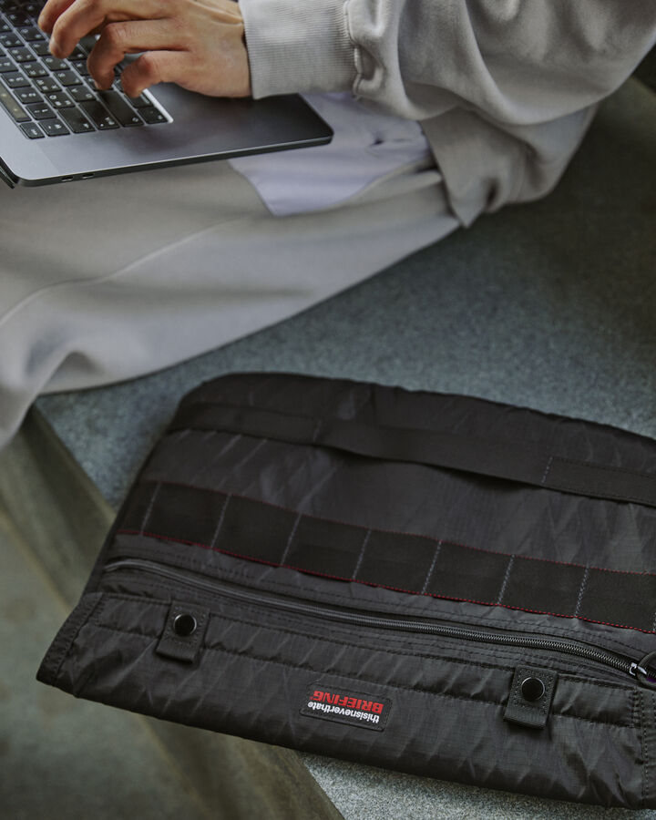 BR×TNT 15 LAPTOP SLEEVE